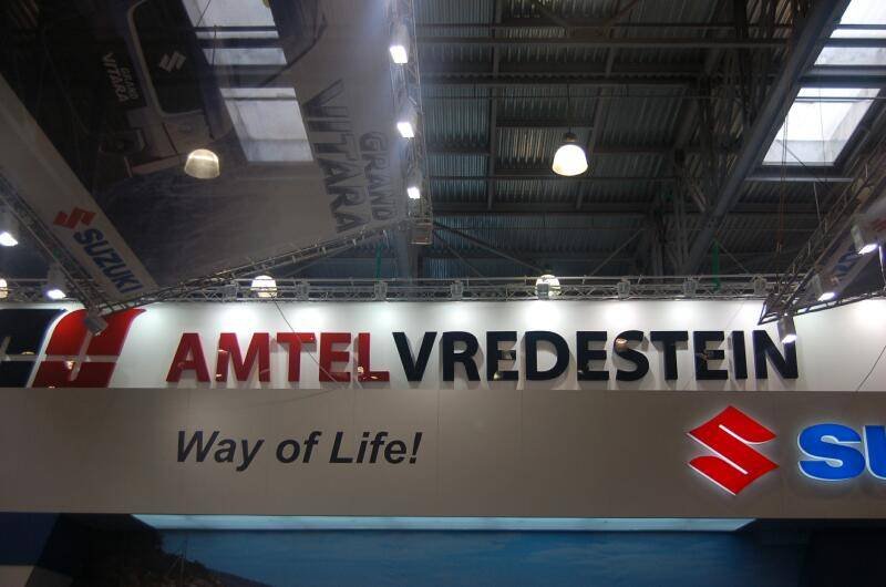 Выставка Suzuki с логотипом Amtel Vredestein и слоганом Way of Life