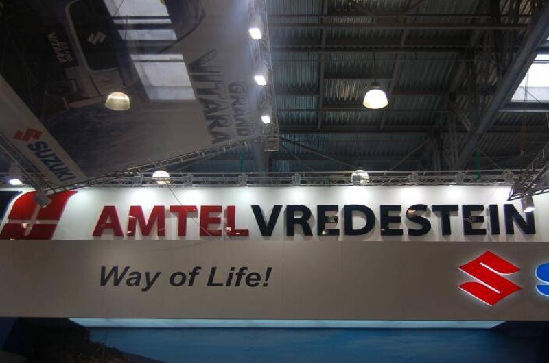 Выставка Suzuki с логотипом Amtel Vredestein и слоганом Way of Life