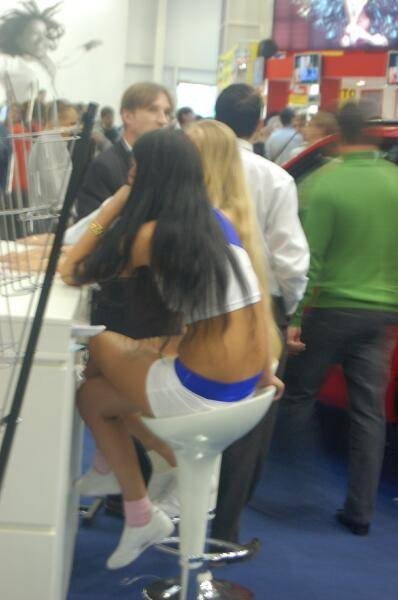 Motorshow 2006, Москва: женщина на белом барном стуле у стенда