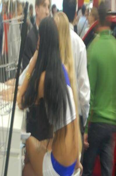 Motorshow 2006, Москва: женщина на белом барном стуле у стенда
