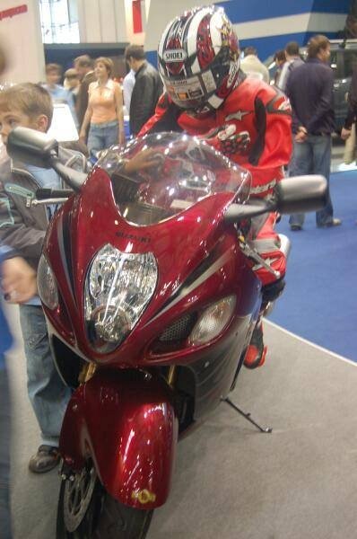 Моторшоу-2006: красный Suzuki Hayabusa на стойке в зале