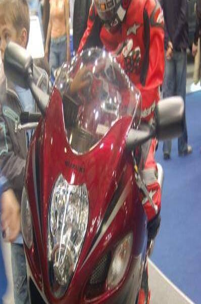 Моторшоу-2006: красный Suzuki Hayabusa на стойке в зале