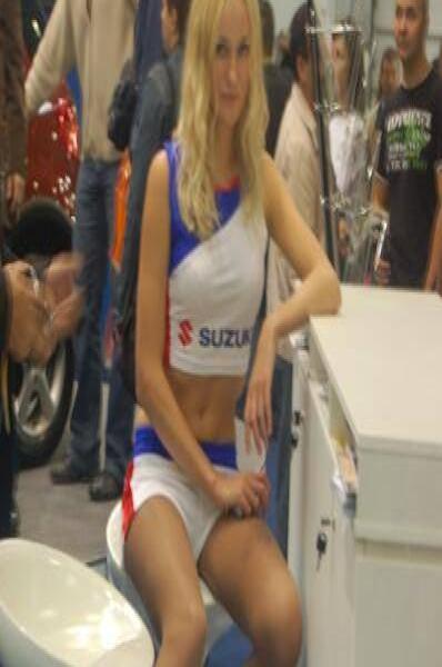 Motorshow 2006, Москва: брюнетка в костюме Suzuki на белом стуле