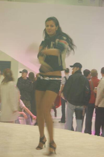 Motorshow 2006, Москва: модель на подиуме в куртке и шортах