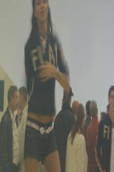 Motorshow 2006: модель в чёрной футболке с надписью «FUN» на подиуме