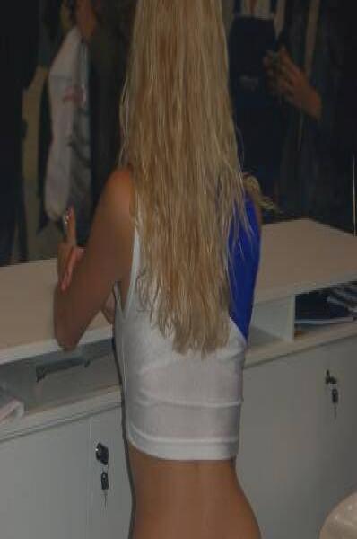 Motorshow 2006, Москва: женщина в бело-синем костюме на стуле у информационного стола