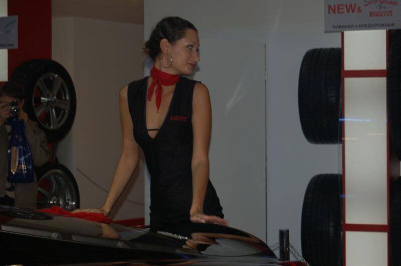 Motorshow 2006: женщина в чёрном с красным шарфом у автомобиля