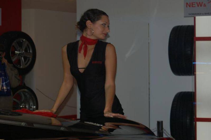 Motorshow 2006: женщина в чёрном с красным шарфом у автомобиля