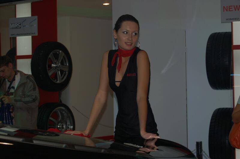 Motorshow 2006, Москва: женщина в чёрном с красным шарфом у автомобиля