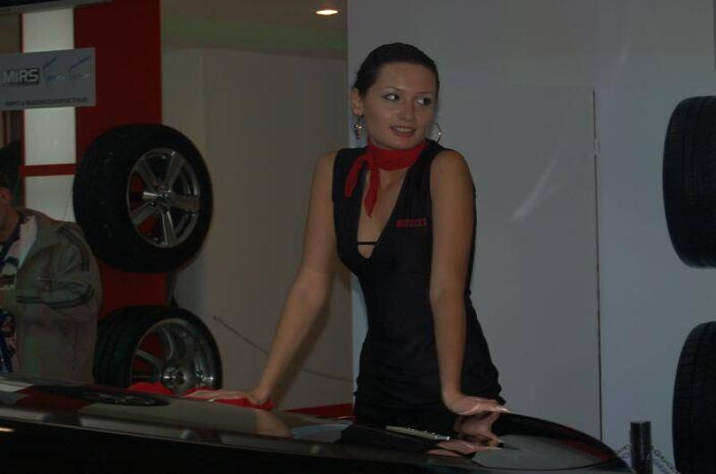 Motorshow 2006, Москва: женщина в чёрном с красным шарфом у автомобиля