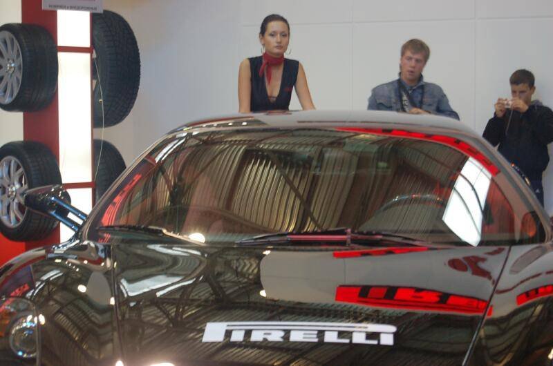 Motorshow 2006: чёрный спорткар с Pirelli на капоте и шинами на стене
