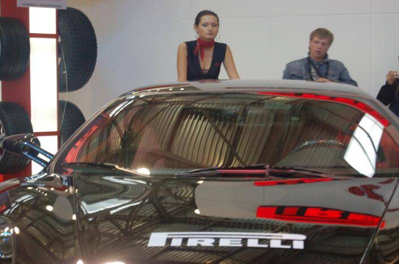 Motorshow 2006: чёрный спорткар с Pirelli на капоте и шинами на стене