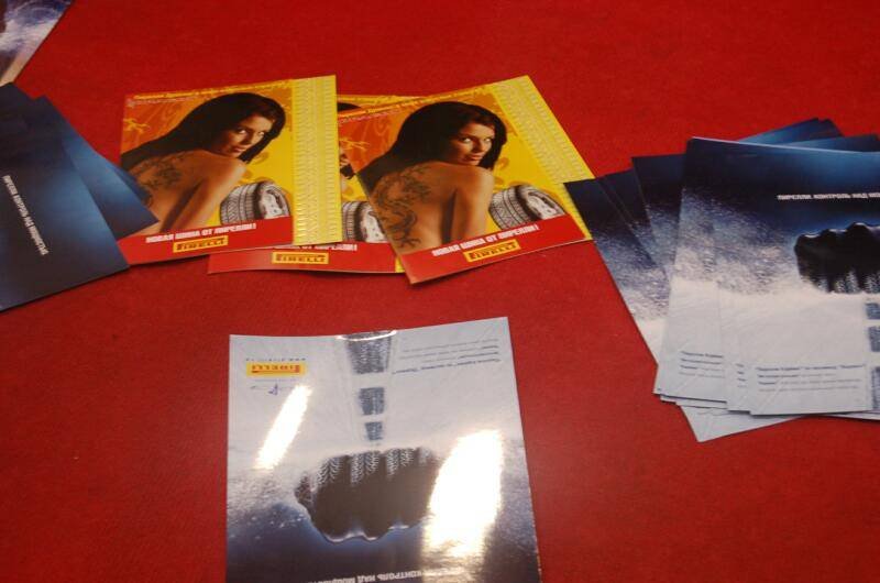 Motorshow 2006: брошюры Pirelli на красном столе