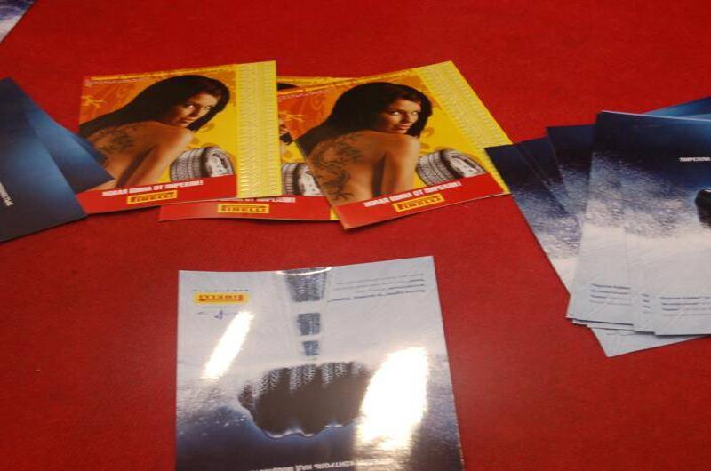 Motorshow 2006: брошюры Pirelli на красном столе