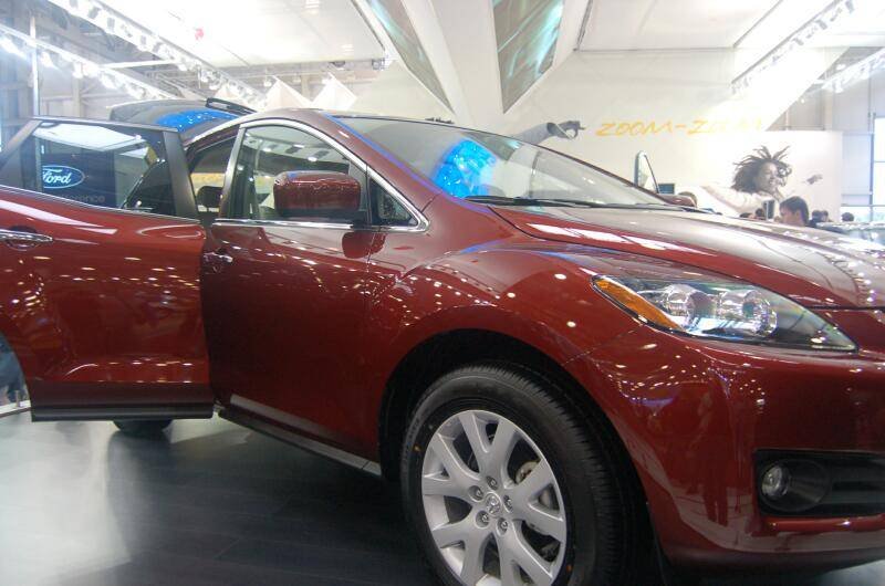 Моторшоу-2006: бордовый Mazda CX-7 с открытыми дверями в зале выставки