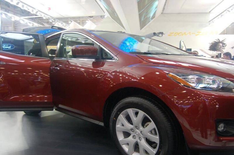 Моторшоу-2006: бордовый Mazda CX-7 с открытыми дверями в зале выставки