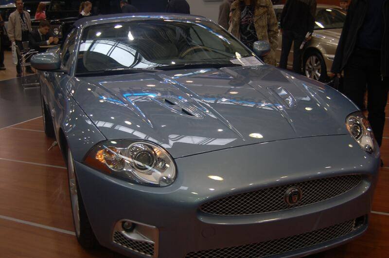 Моторшоу 2006: серебристый Jaguar XK кабриолет на паркете выставки