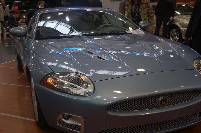 Моторшоу 2006: серебристый Jaguar XK кабриолет на паркете выставки