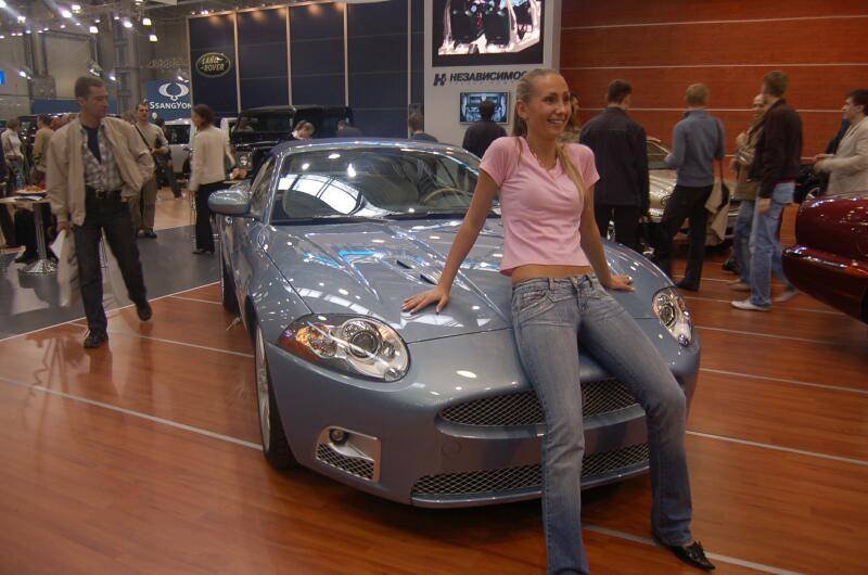 Моторшоу-2006 в Москве: серебристый Jaguar и женщина на капоте