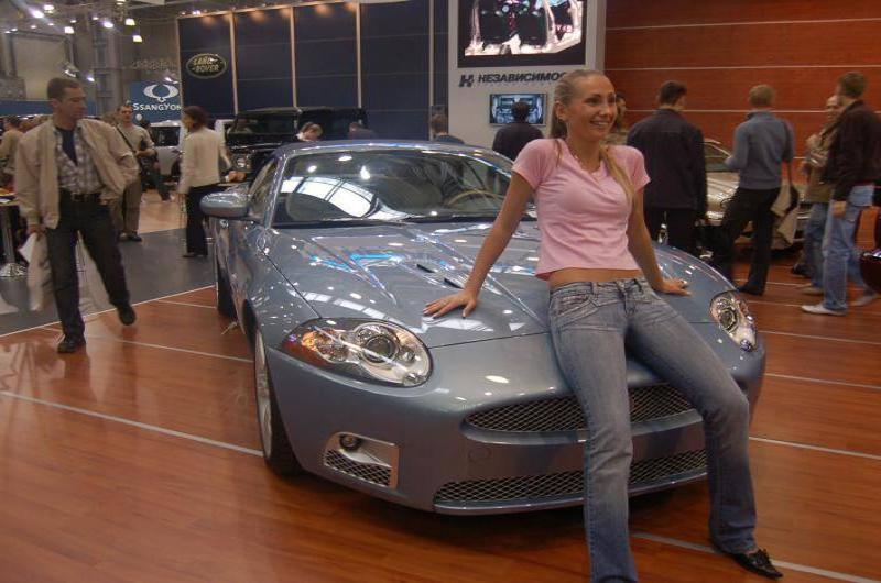 Моторшоу-2006 в Москве: серебристый Jaguar и женщина на капоте