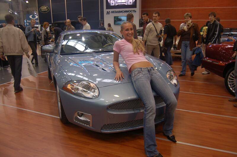 Моторшоу-2006: серебристый Jaguar XKR на паркетном полу выставочного зала