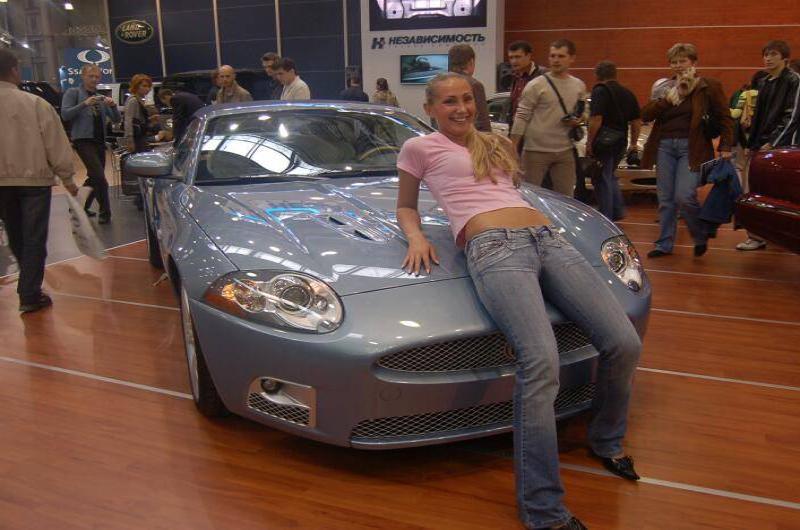 Моторшоу-2006: серебристый Jaguar XKR на паркетном полу выставочного зала