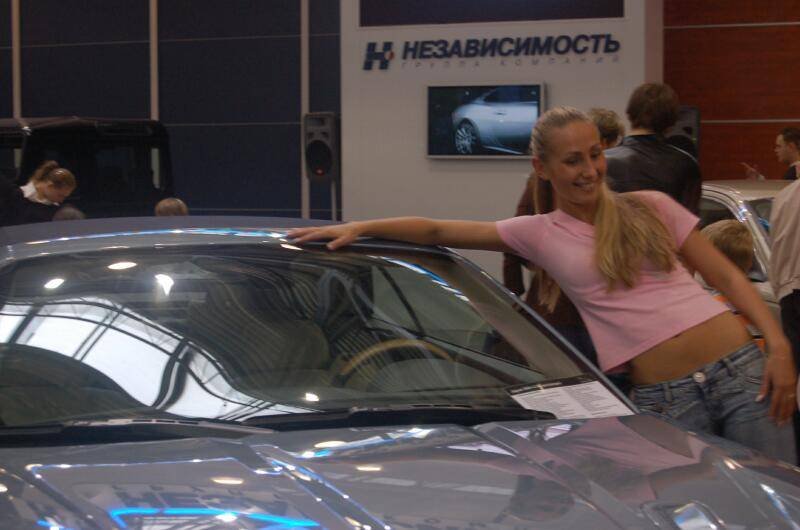 Motorshow 2006, Москва: женщина в розовой футболке у серебристого авто