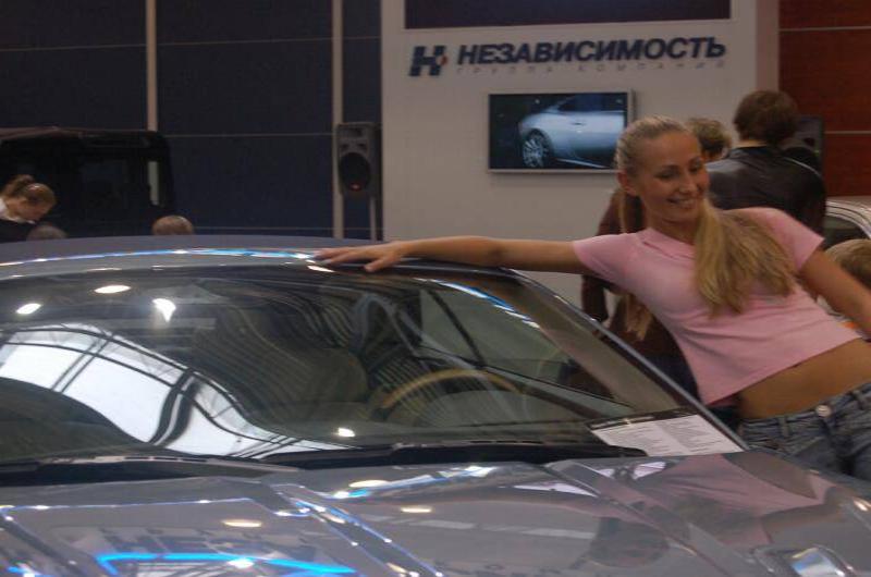 Motorshow 2006, Москва: женщина в розовой футболке у серебристого авто