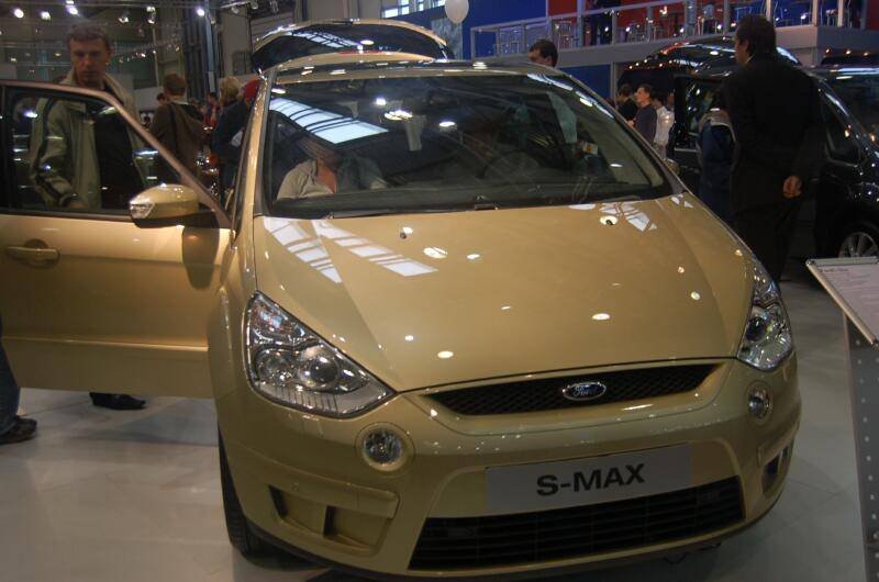 Моторшоу-2006: золотистый Ford S-MAX на выставке в Москве