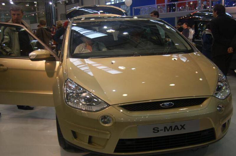 Моторшоу-2006: золотистый Ford S-MAX на выставке в Москве