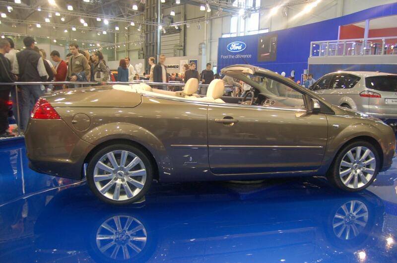 Моторшоу-2006: бронзовый Ford Focus Cabrio на синем подиуме