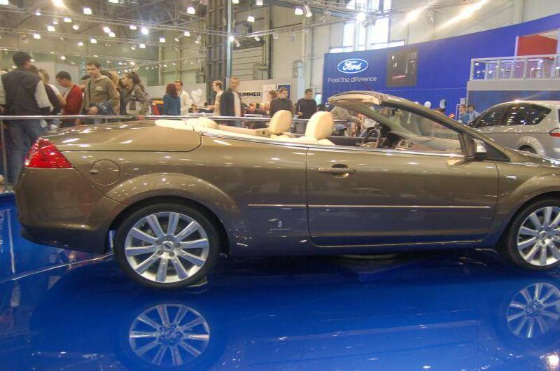 Моторшоу-2006: бронзовый Ford Focus Cabrio на синем подиуме