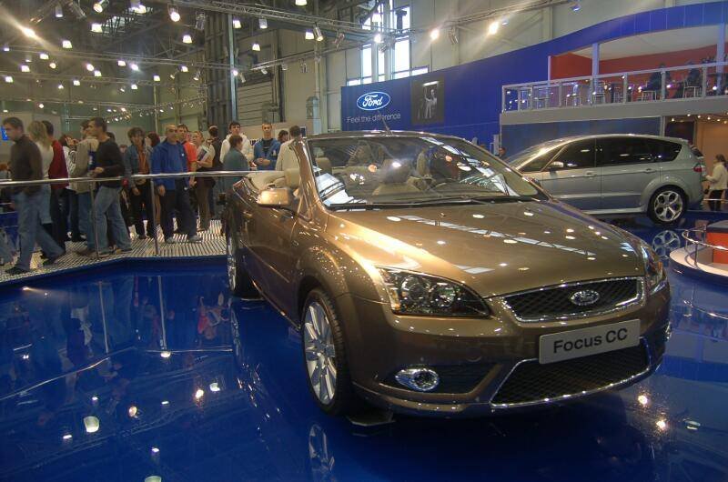 Моторшоу-2006: золотистый Ford Focus CC на синем подиуме