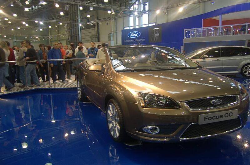 Моторшоу-2006: золотистый Ford Focus CC на синем подиуме
