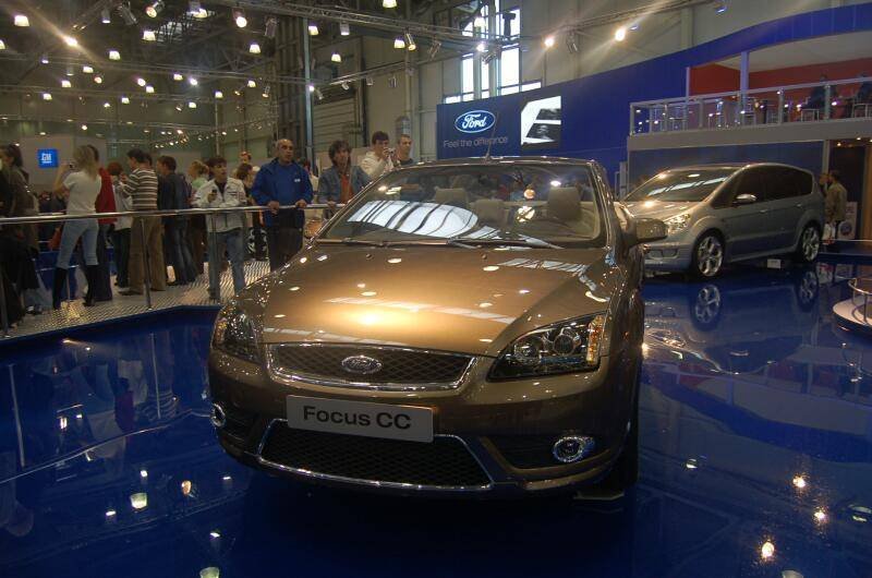 Моторшоу-2006: золотистый Ford Focus CC на синем полу выставки