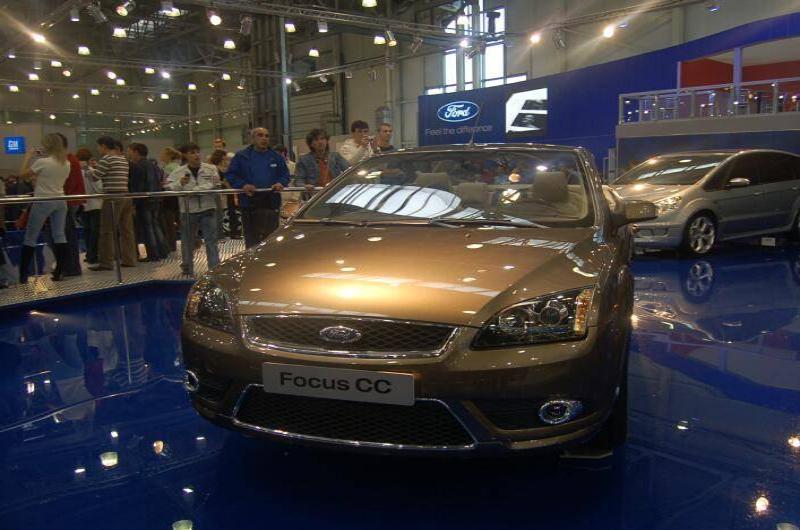 Моторшоу-2006: золотистый Ford Focus CC на синем полу выставки