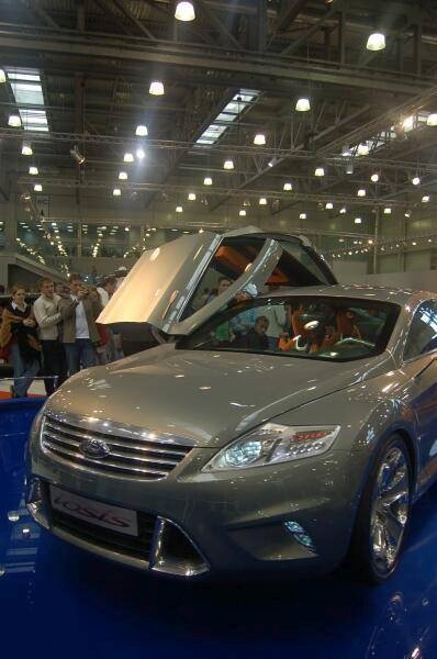 Motorshow 2006: серебристый Ford Kuga Concept с поднятым капотом на синем подиуме