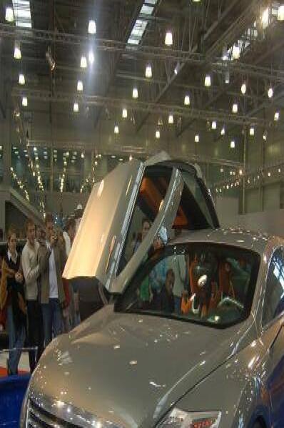 Motorshow 2006: серебристый Ford Kuga Concept с поднятым капотом на синем подиуме