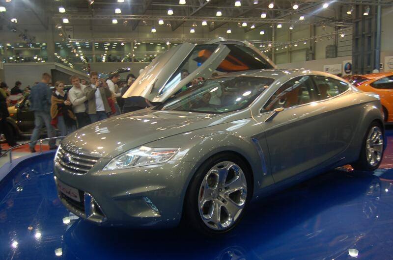 Моторшоу-2006: серебристый концепт-кар с поднятым капотом на синем подиуме