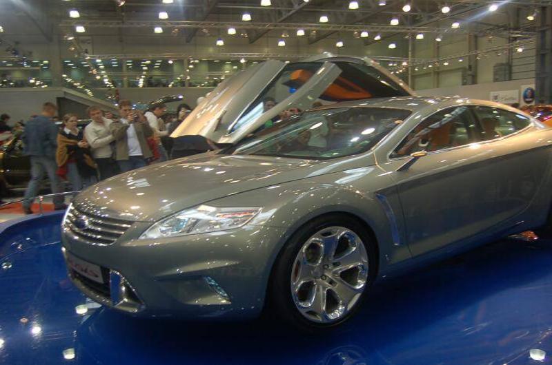 Моторшоу-2006: серебристый концепт-кар с поднятым капотом на синем подиуме