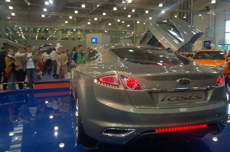 Моторшоу-2006: серебристый Ford Iosis на синем полу выставки