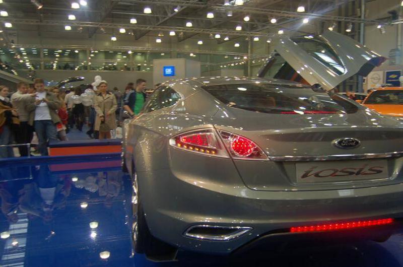 Моторшоу-2006: серебристый Ford Iosis на синем полу выставки