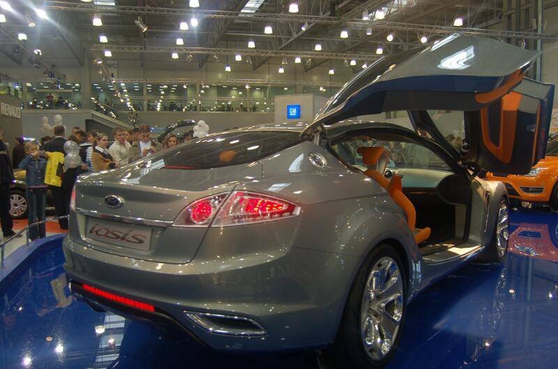 Моторшоу-2006: серебристый Ford Iosis с откидными дверями на синей подиумной площадке