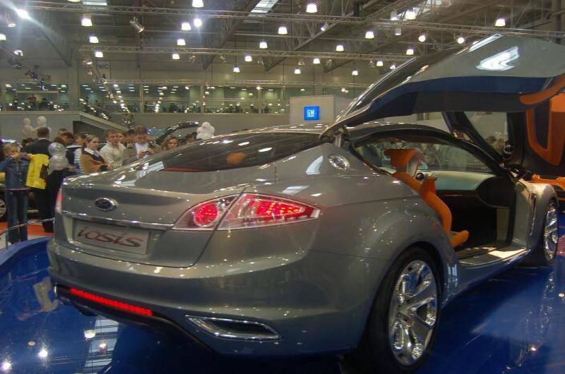 Моторшоу-2006: серебристый Ford Iosis с откидными дверями на синей подиумной площадке