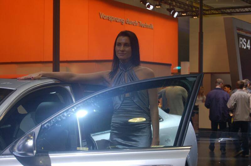 Моторшоу-2006: женщина у серебристого купе под вывеской 'Vorsprung durch Technik'