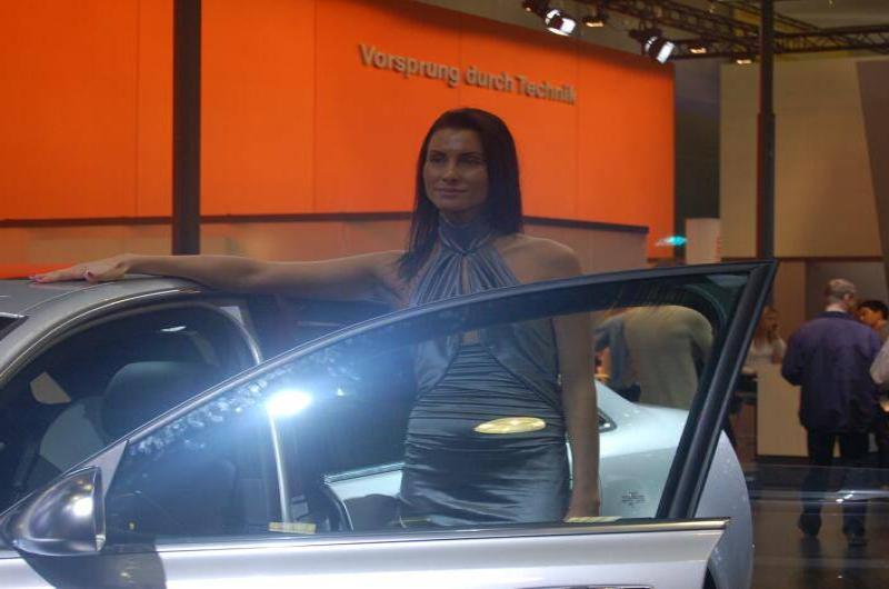 Моторшоу-2006: женщина у серебристого купе под вывеской 'Vorsprung durch Technik'