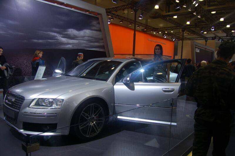 Моторшоу-2006: серебристый Audi A8 на стеклянной подиуме в Москве