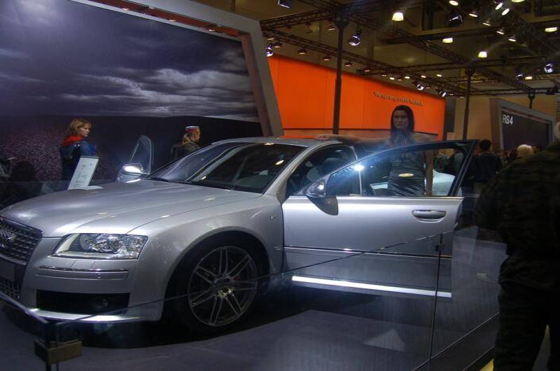 Моторшоу-2006: серебристый Audi A8 на стеклянной подиуме в Москве