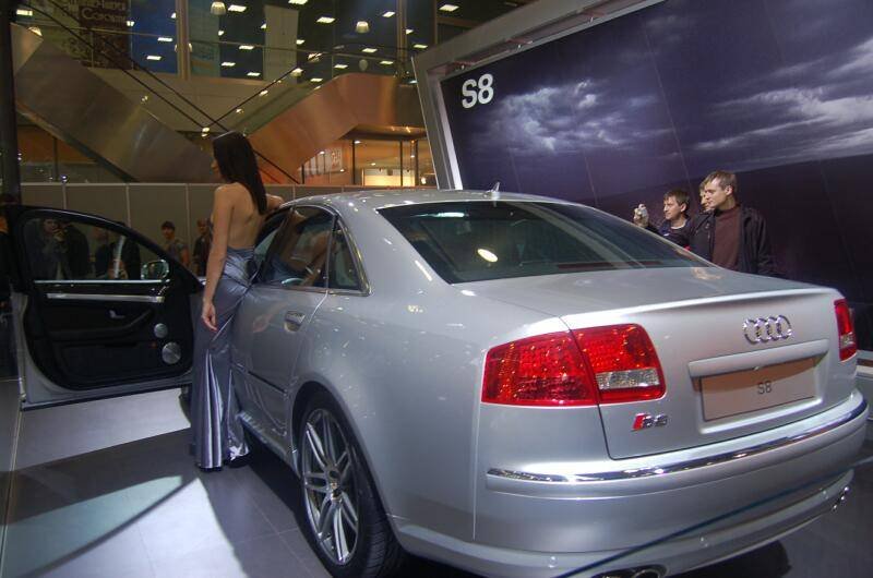 Моторшоу-2006: серебристый Audi S8 на фоне тучного неба