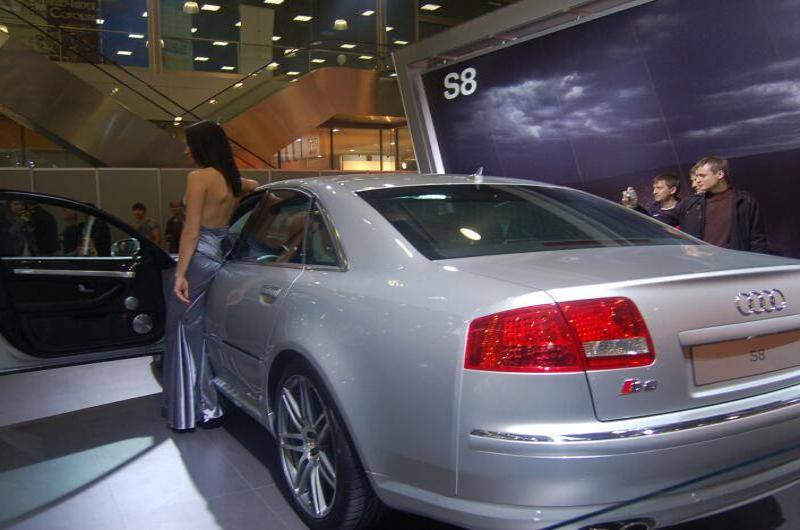 Моторшоу-2006: серебристый Audi S8 на фоне тучного неба